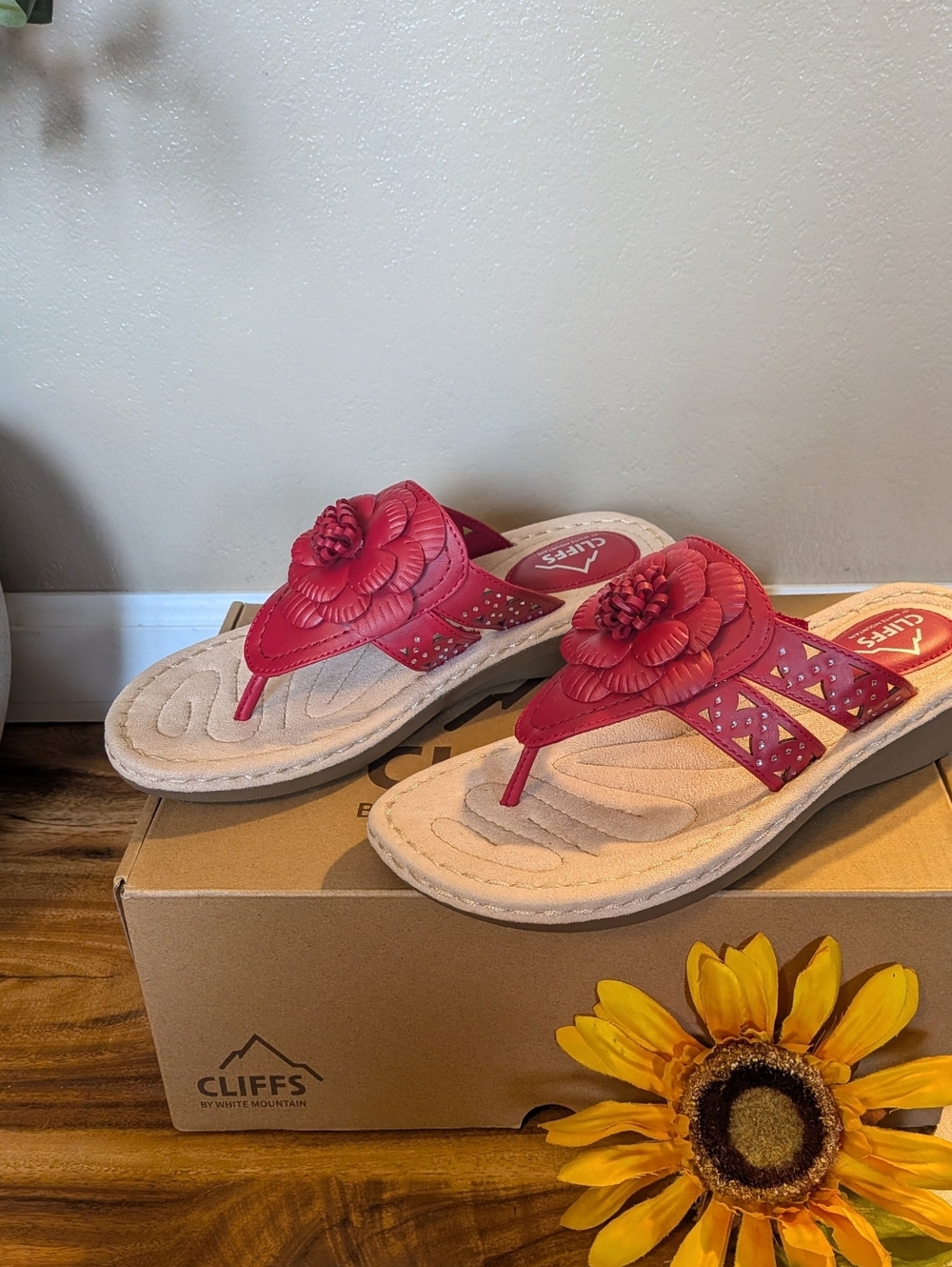 Cliffs by White Mountain Women's Cynthia Thong Sandal in Berry RED Size 8M NIB